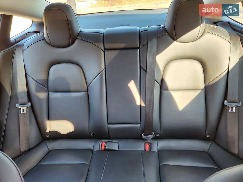 Седан Tesla Model 3 2022 в Львове