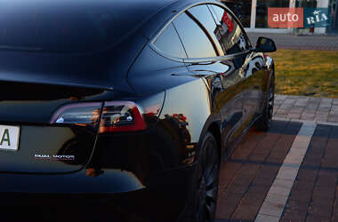 Седан Tesla Model 3 2021 в 