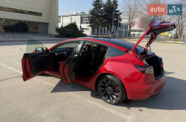 Седан Tesla Model 3 2022 в 