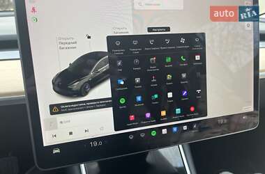Седан Tesla Model 3 2019 в 