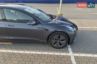Седан Tesla Model 3 2022 в 