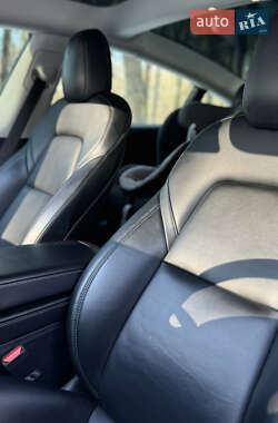 Седан Tesla Model 3 2021 в 