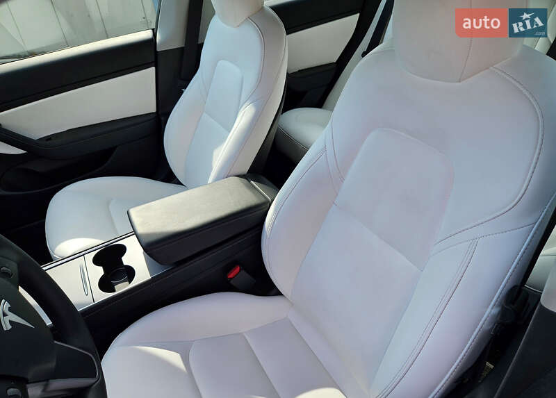 Седан Tesla Model 3 2021 в Киеве