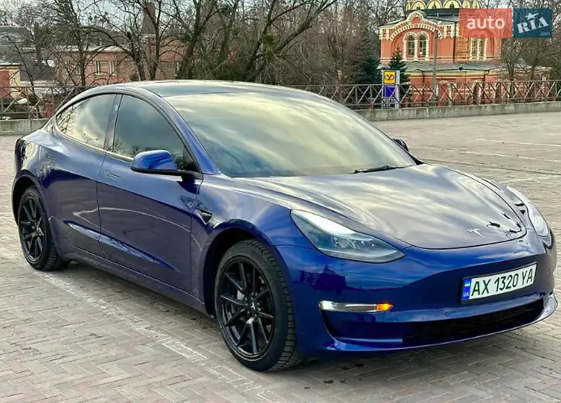 Седан Tesla Model 3 2022 в 