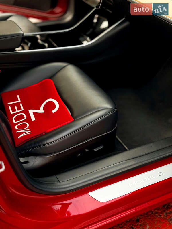 Седан Tesla Model 3 2018 в Житомирі