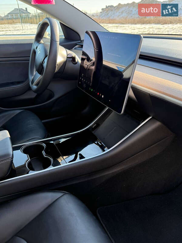 Седан Tesla Model 3 2020 в Луцке
