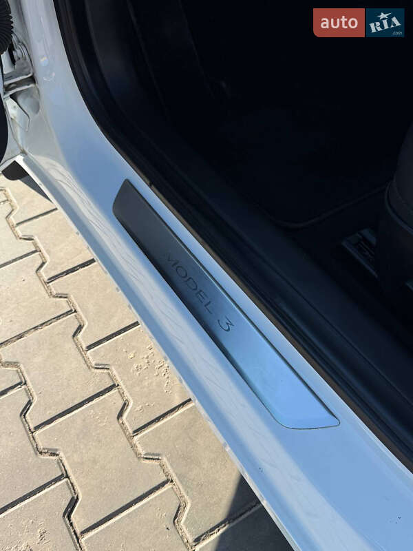 Седан Tesla Model 3 2020 в Луцке