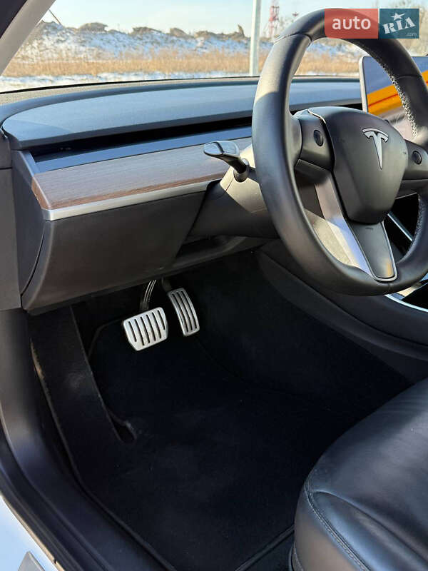 Седан Tesla Model 3 2020 в Луцке