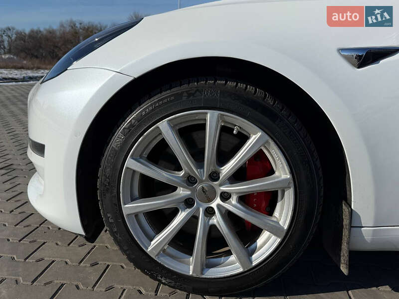Седан Tesla Model 3 2020 в Луцке
