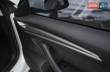 Седан Tesla Model 3 2021 в 
