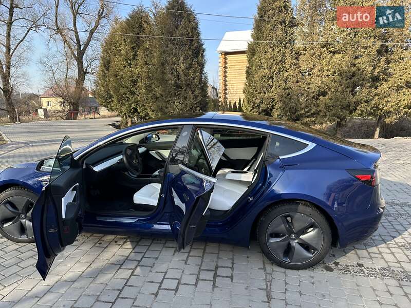 Седан Tesla Model 3 2019 в Львове