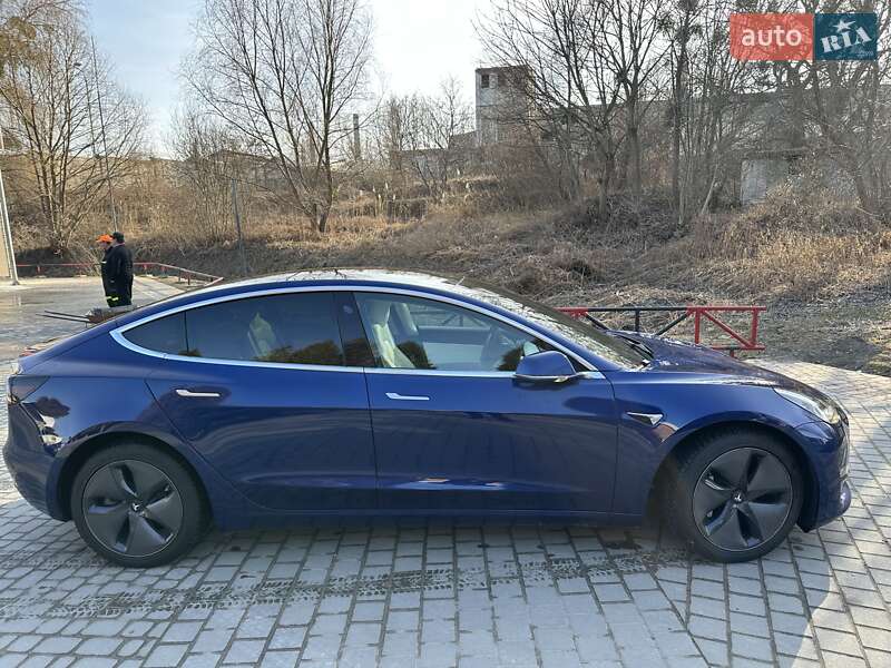 Седан Tesla Model 3 2019 в Львове