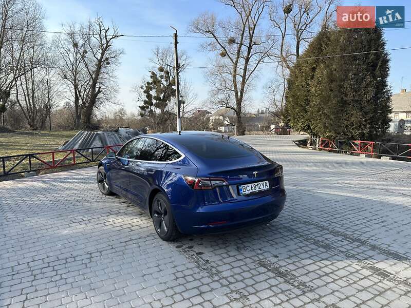 Седан Tesla Model 3 2019 в Львове