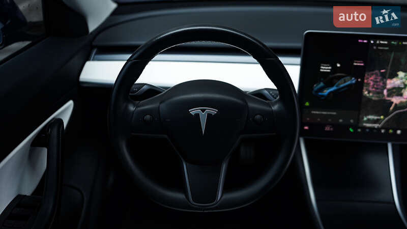 Седан Tesla Model 3 2018 в Львові
