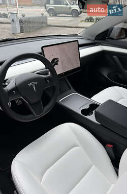 Седан Tesla Model 3 2022 в 