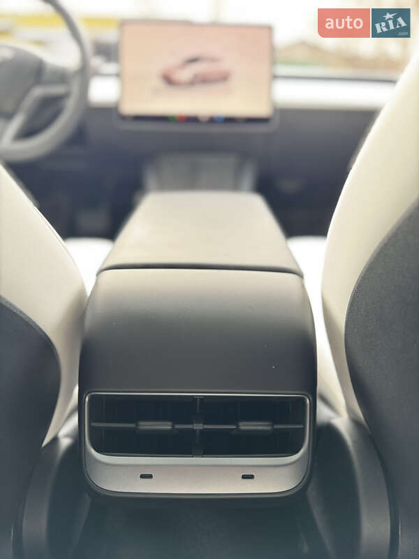 Седан Tesla Model 3 2022 в Львове