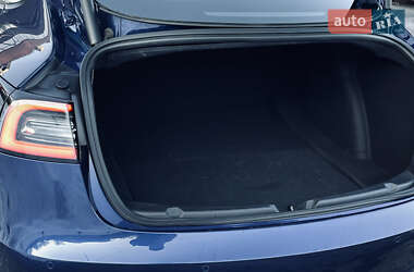 Седан Tesla Model 3 2021 в 