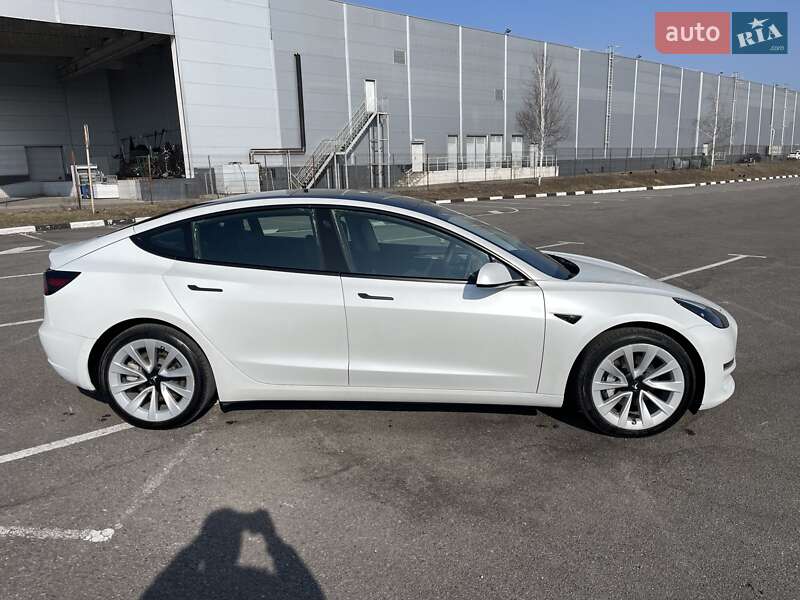 Седан Tesla Model 3 2022 в Ровно