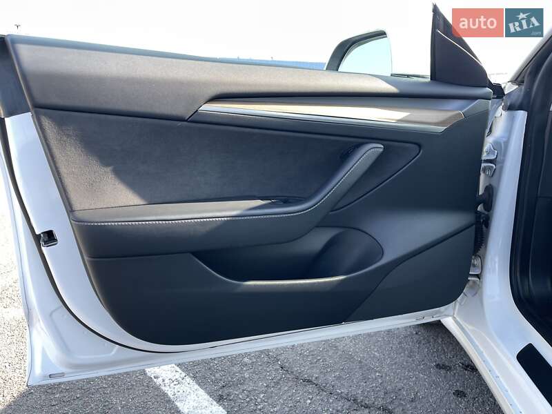 Седан Tesla Model 3 2022 в Ровно