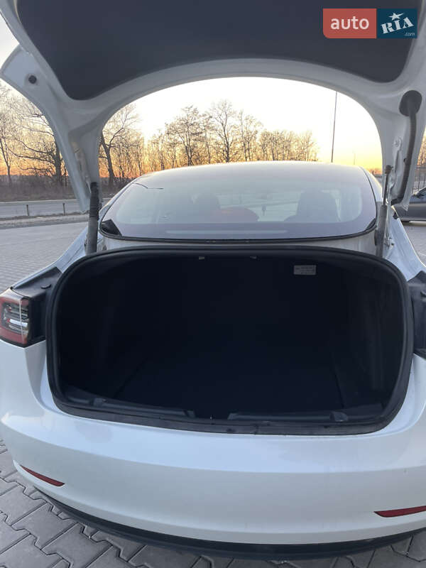 Седан Tesla Model 3 2023 в Тернополе