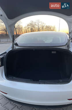 Седан Tesla Model 3 2023 в 