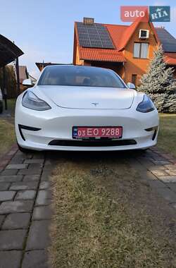 Седан Tesla Model 3 2022 в 
