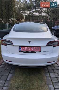 Седан Tesla Model 3 2022 в 
