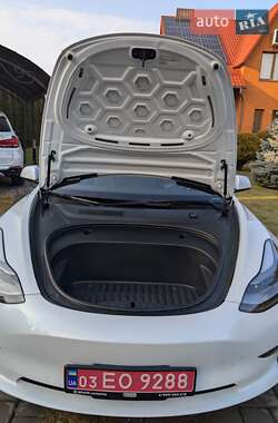 Седан Tesla Model 3 2022 в 