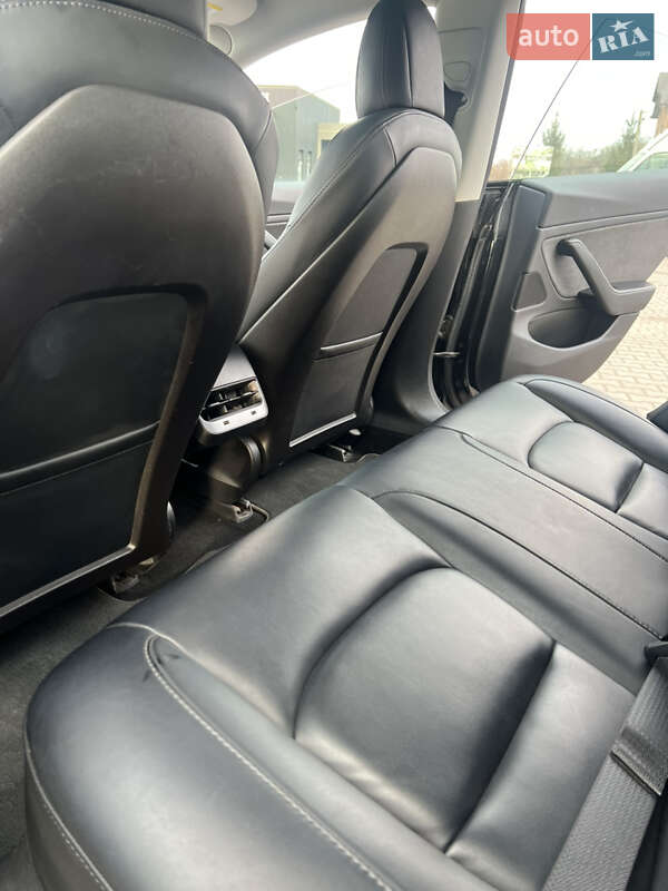 Седан Tesla Model 3 2019 в Львові