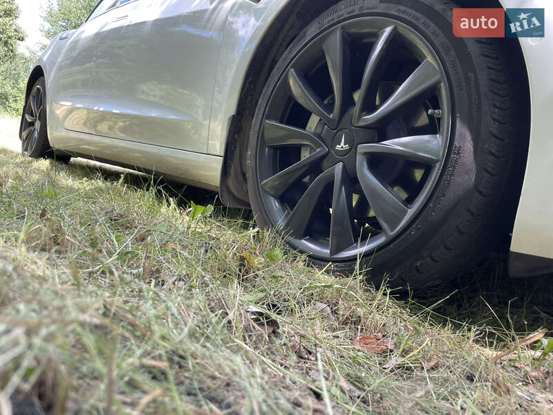 Седан Tesla Model 3 2019 в Чернигове