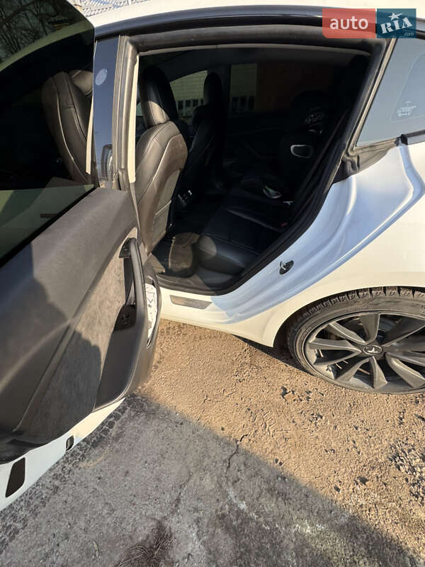 Седан Tesla Model 3 2019 в Чернигове