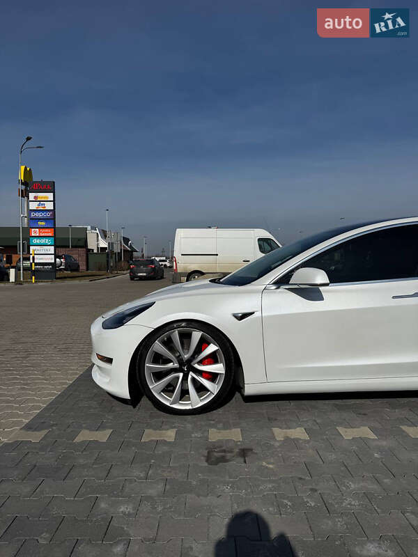 Седан Tesla Model 3 2019 в Львове