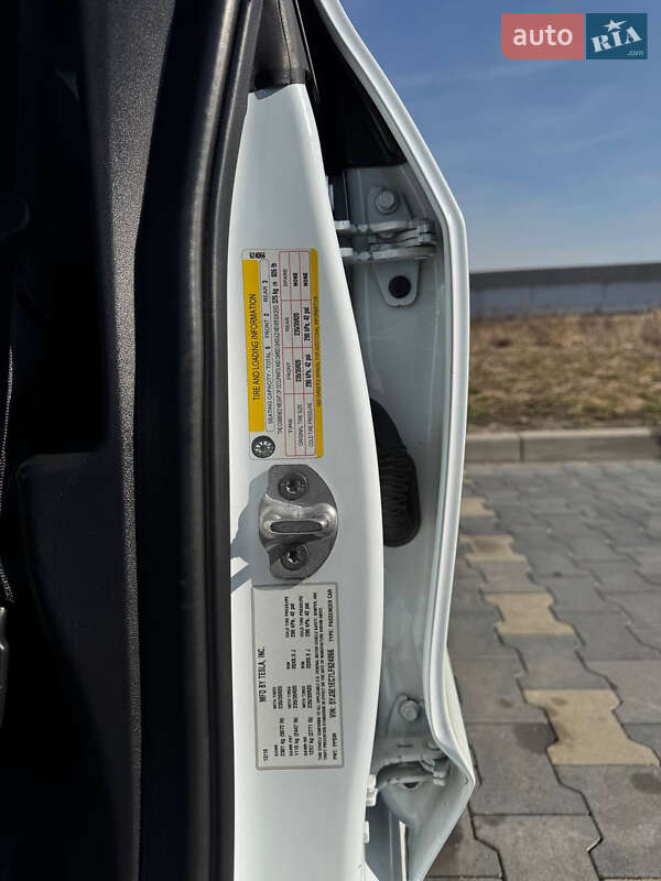 Седан Tesla Model 3 2019 в Львове