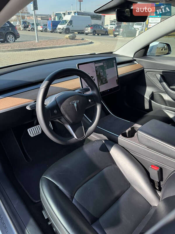 Седан Tesla Model 3 2019 в Львове