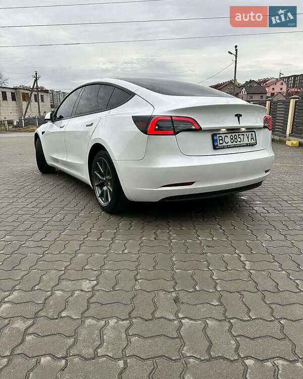 Седан Tesla Model 3 2021 в Львові
