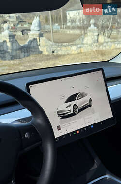 Седан Tesla Model 3 2022 в 