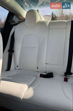 Седан Tesla Model 3 2022 в 