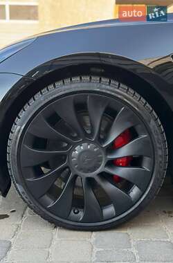 Седан Tesla Model 3 2022 в 