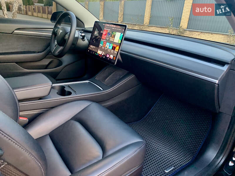 Седан Tesla Model 3 2021 в Киеве