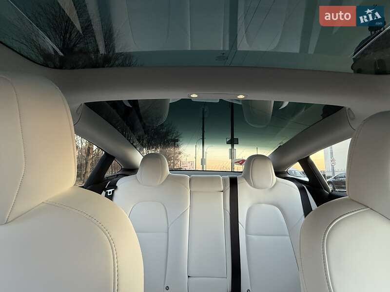Седан Tesla Model 3 2018 в Черновцах