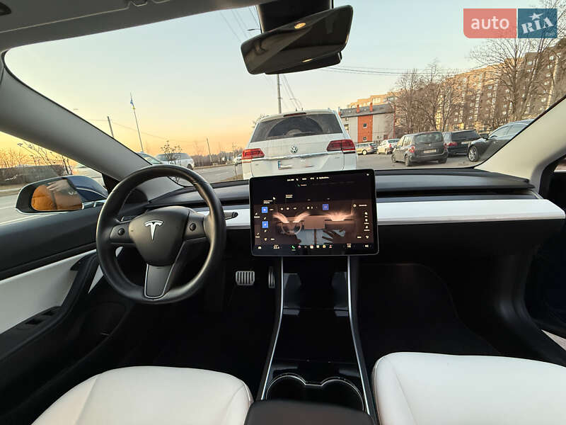Седан Tesla Model 3 2018 в Черновцах