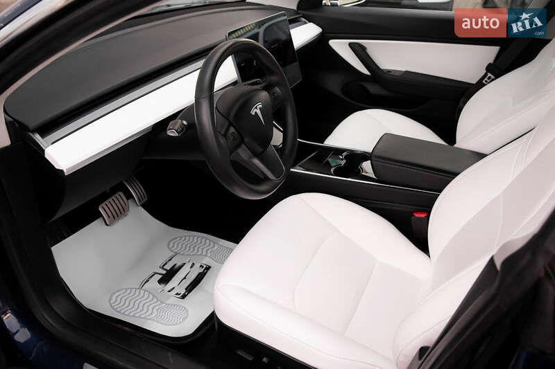 Седан Tesla Model 3 2018 в Черновцах