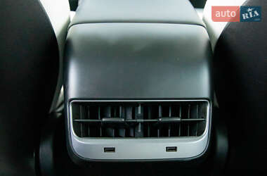 Седан Tesla Model 3 2018 в Чернівцях