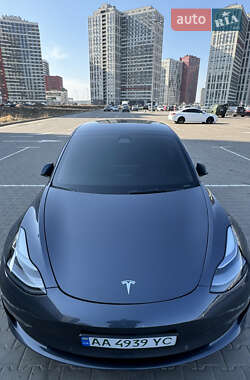 Седан Tesla Model 3 2022 в 