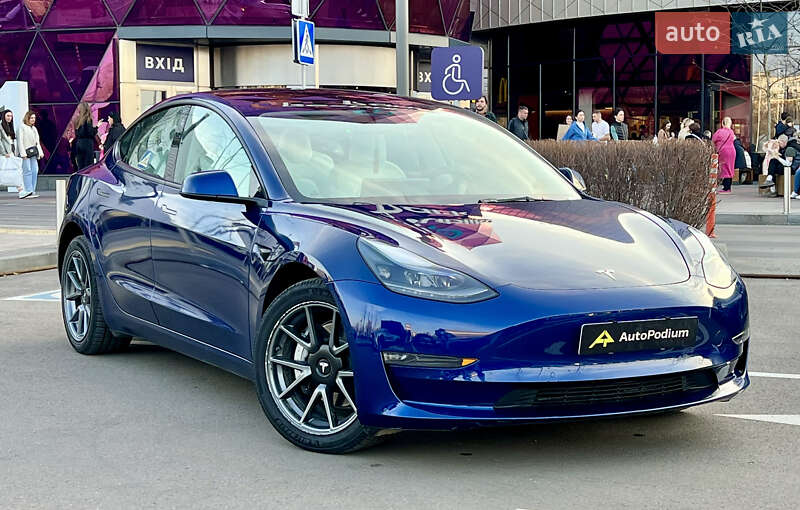 Седан Tesla Model 3 2022 в 