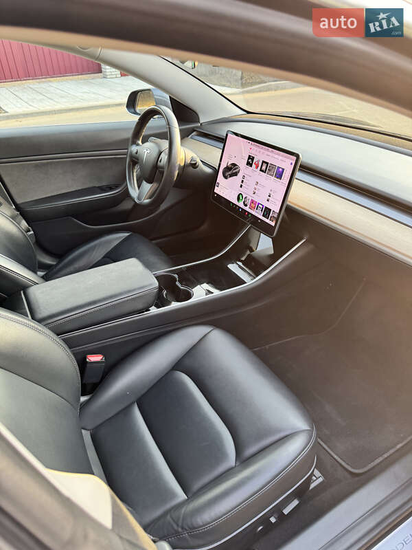 Седан Tesla Model 3 2018 в Петропавлівській Борщагівці