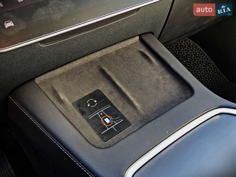 Седан Tesla Model 3 2021 в Черкасах