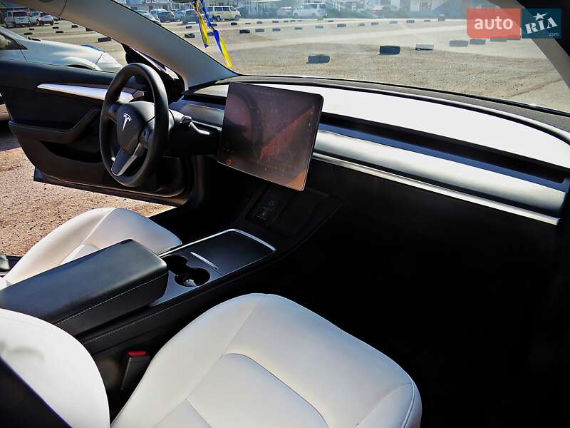Седан Tesla Model 3 2021 в Черкасах