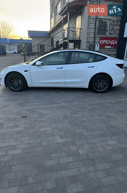 Седан Tesla Model 3 2022 в 