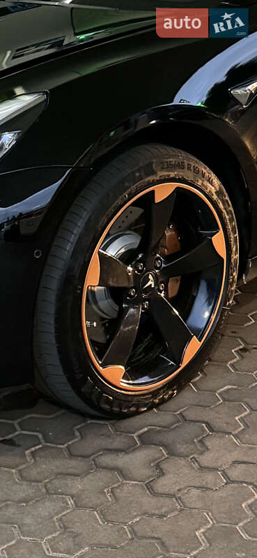 Седан Tesla Model 3 2018 в Киеве